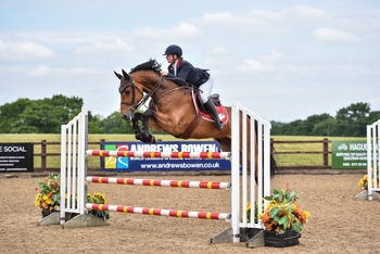 Jessica Hewitt wins the Nupafeed Supplements Senior Discovery Second Round at Dean Valley Farm